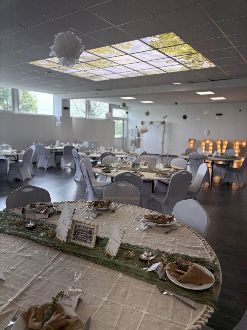 Une salle plus intime décorée pour une réception de mariage, ambiance champêtre