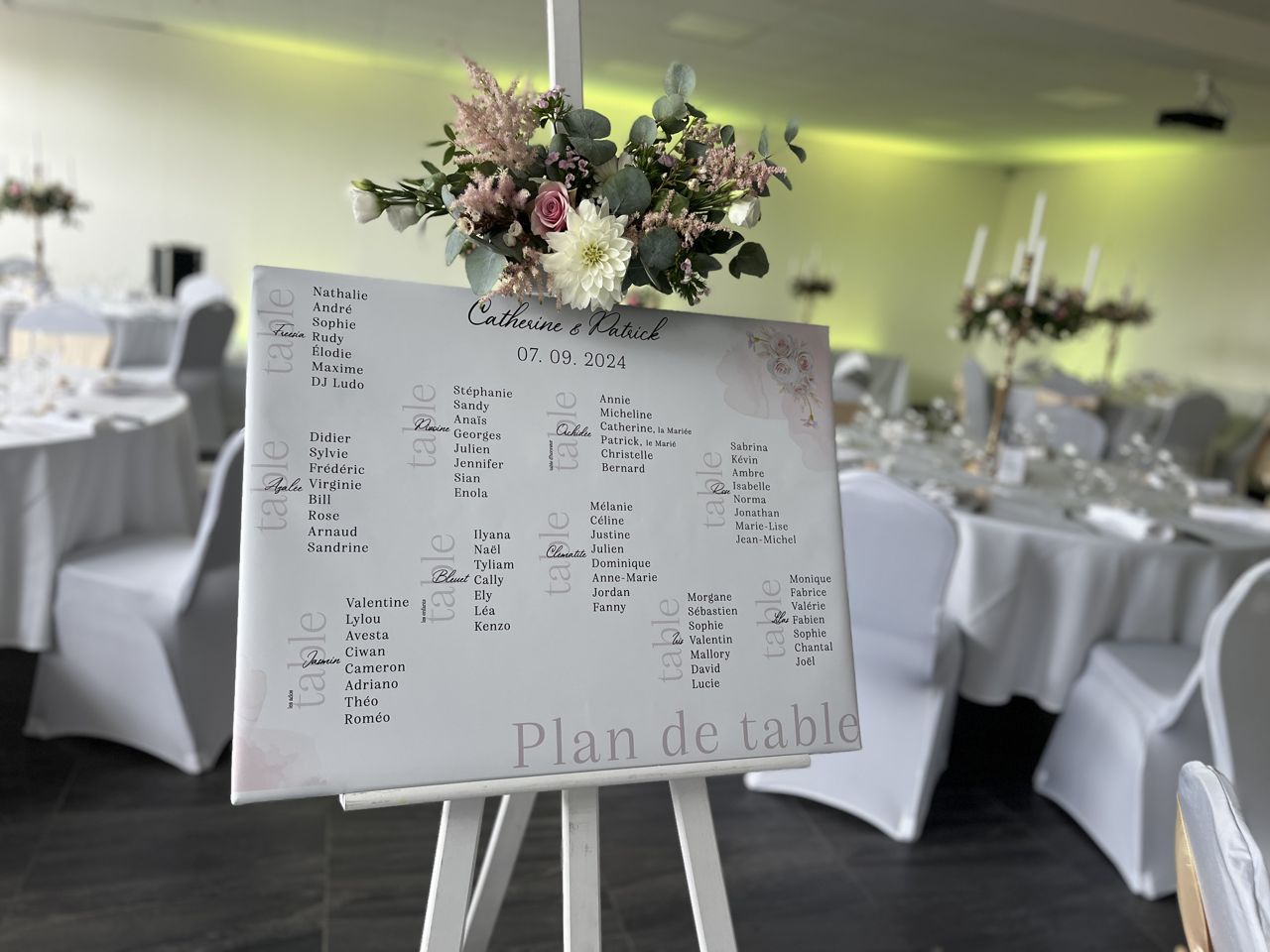 Un plan de table affiché sur un chevalet avant une réception de mariage